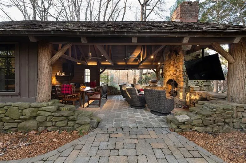 Charming log cabin entertaining area