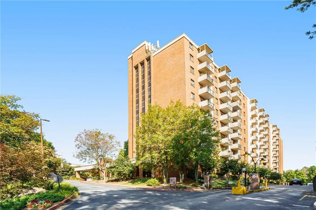 300 Johnson Ferry Road Ne Unit A203, Sandy Springs, Georgia 30328, 2 Bedrooms Bedrooms, ,2 BathroomsBathrooms,Residential,For Sale,300 Johnson Ferry Road Ne Unit A203,7749419