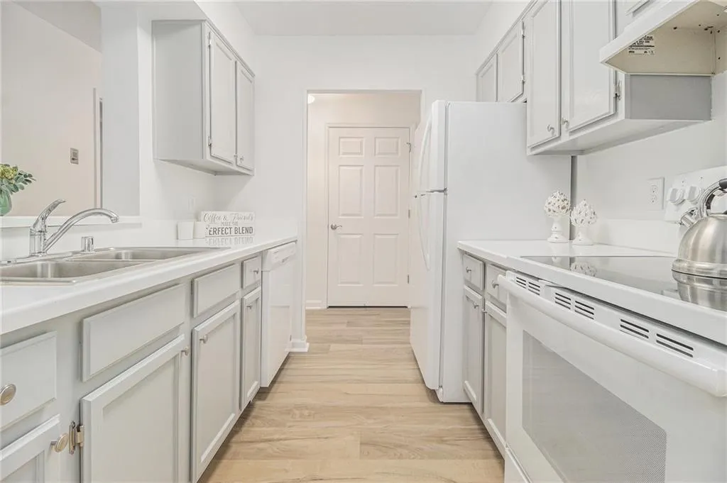 300 Johnson Ferry Road Ne Unit A203, Sandy Springs, Georgia 30328, 2 Bedrooms Bedrooms, ,2 BathroomsBathrooms,Residential,For Sale,300 Johnson Ferry Road Ne Unit A203,7749419