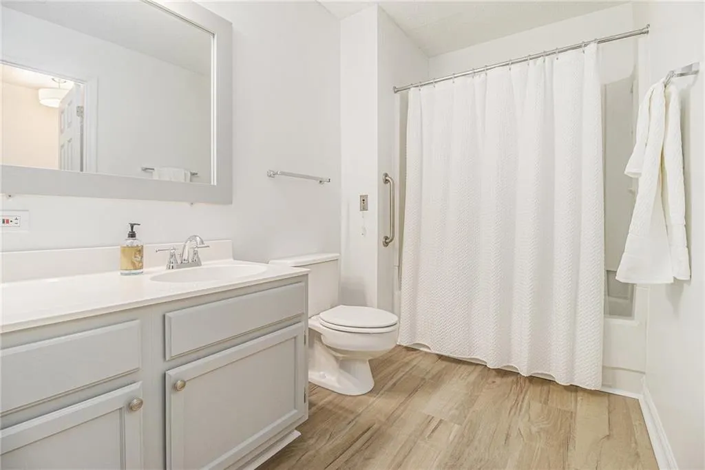 300 Johnson Ferry Road Ne Unit A203, Sandy Springs, Georgia 30328, 2 Bedrooms Bedrooms, ,2 BathroomsBathrooms,Residential,For Sale,300 Johnson Ferry Road Ne Unit A203,7749419