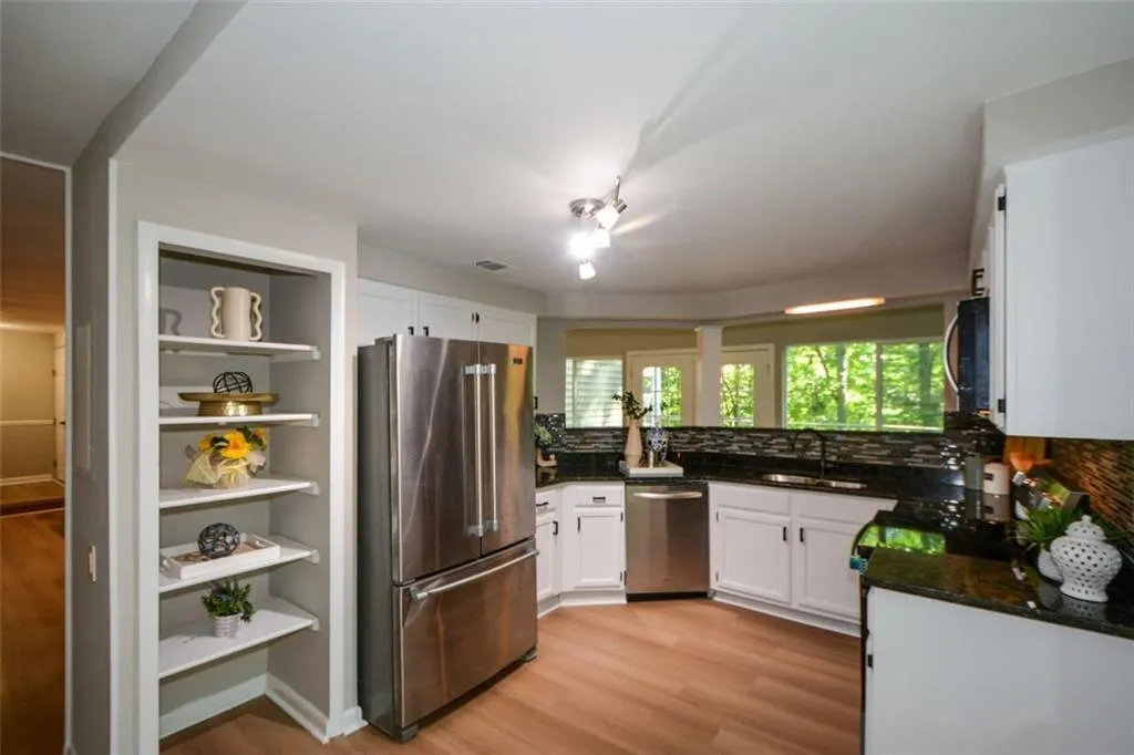 46 Dunwoody Springs Drive, Atlanta, Georgia 30328, 3 Bedrooms Bedrooms, ,2 BathroomsBathrooms,Residential,For Sale,46 Dunwoody Springs Drive,7641927