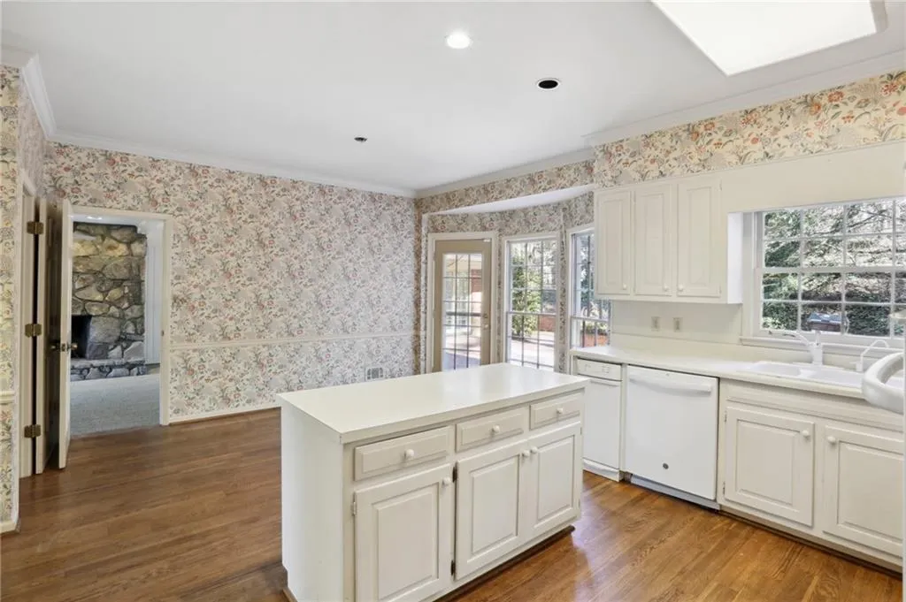 260 Seamarsh Court, Sandy Springs, Georgia 30328, 5 Bedrooms Bedrooms, ,4 BathroomsBathrooms,Residential,Sold,260 Seamarsh Court,7174758