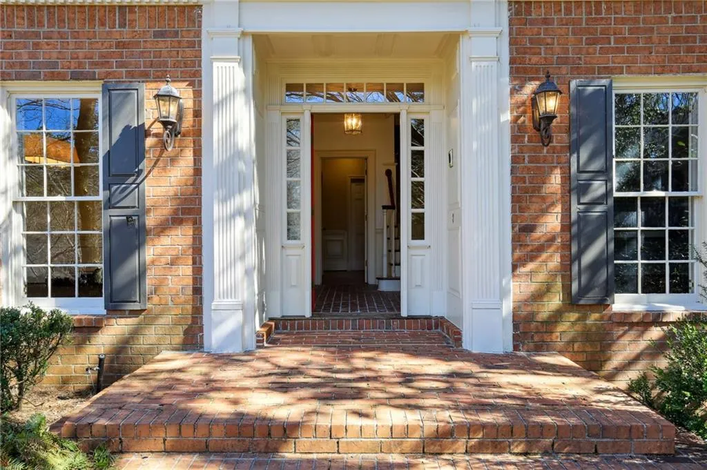 260 Seamarsh Court, Sandy Springs, Georgia 30328, 5 Bedrooms Bedrooms, ,4 BathroomsBathrooms,Residential,Sold,260 Seamarsh Court,7174758