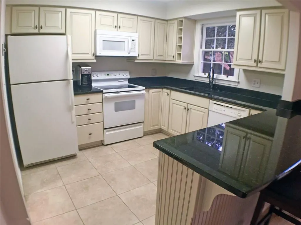 6520 Roswell Road Unit 40, Sandy Springs, Georgia 30328, 2 Bedrooms Bedrooms, ,1 BathroomBathrooms,Residential,Sold,6520 Roswell Road Unit 40,5944581