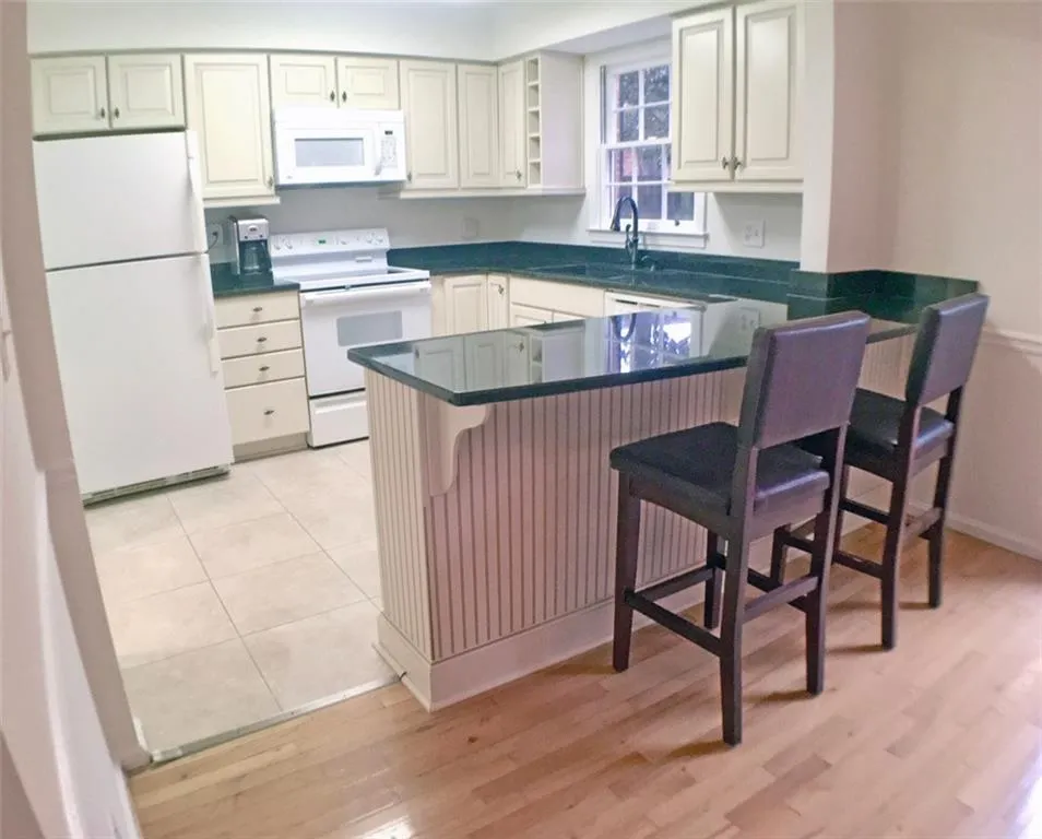 6520 Roswell Road Unit 40, Sandy Springs, Georgia 30328, 2 Bedrooms Bedrooms, ,1 BathroomBathrooms,Residential,Sold,6520 Roswell Road Unit 40,5944581