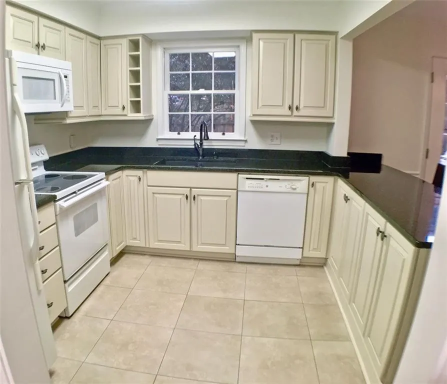 6520 Roswell Road Unit 40, Sandy Springs, Georgia 30328, 2 Bedrooms Bedrooms, ,1 BathroomBathrooms,Residential,Sold,6520 Roswell Road Unit 40,5944581