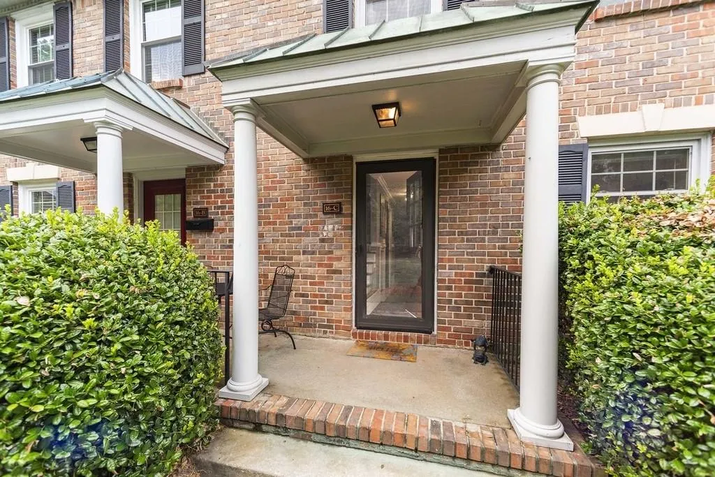 6700 Roswell Road Unit 16c, Atlanta, Georgia 30328, 2 Bedrooms Bedrooms, ,1 BathroomBathrooms,Residential,Sold,6700 Roswell Road Unit 16c,6580036