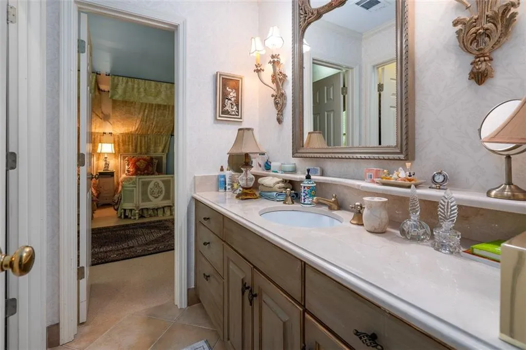 Upstairs full bath