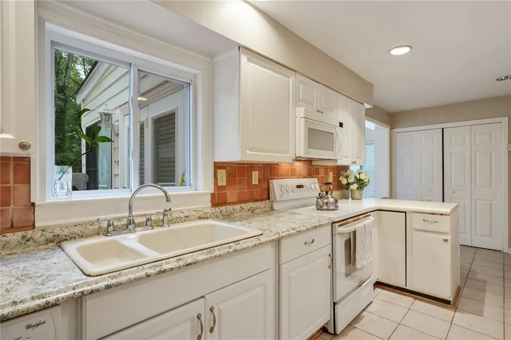 330 Thornwood Drive, Atlanta, Georgia 30328, 4 Bedrooms Bedrooms, ,2 BathroomsBathrooms,Residential,Sold,330 Thornwood Drive,7466813