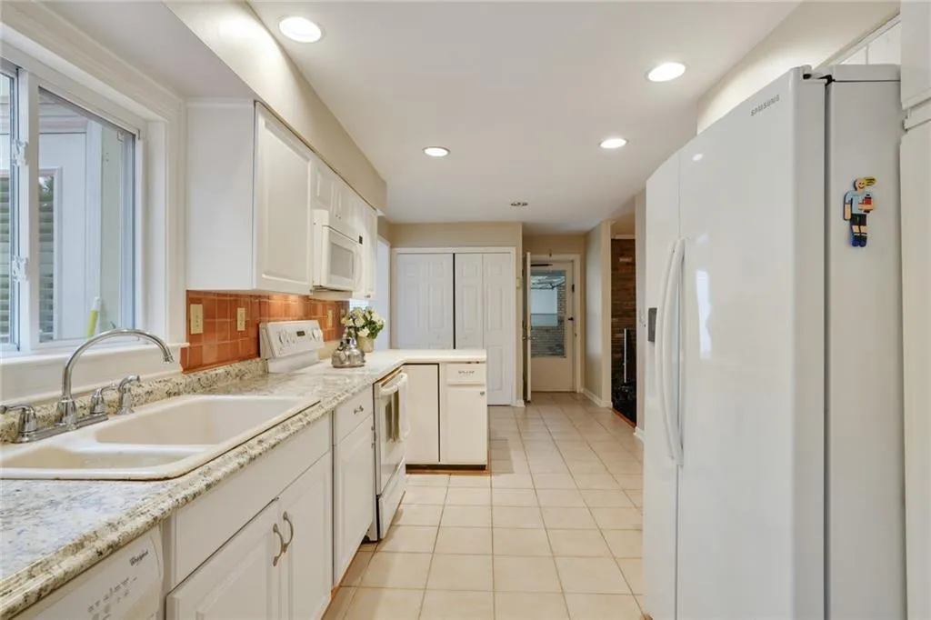 330 Thornwood Drive, Atlanta, Georgia 30328, 4 Bedrooms Bedrooms, ,2 BathroomsBathrooms,Residential,Sold,330 Thornwood Drive,7466813