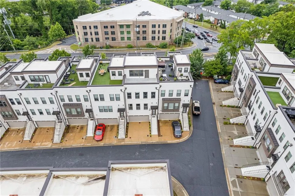 Bird's eye view of apartment complex / building
