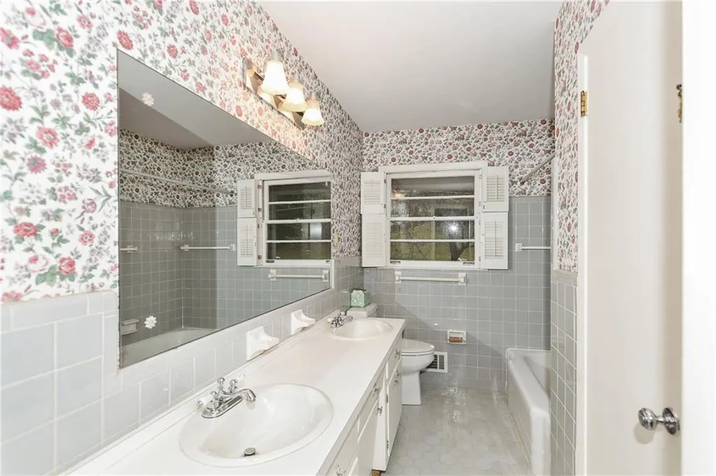 455 Forest Valley Road, Sandy Springs, Georgia 30342, 5 Bedrooms Bedrooms, ,3 BathroomsBathrooms,Residential,Sold,455 Forest Valley Road,6699212