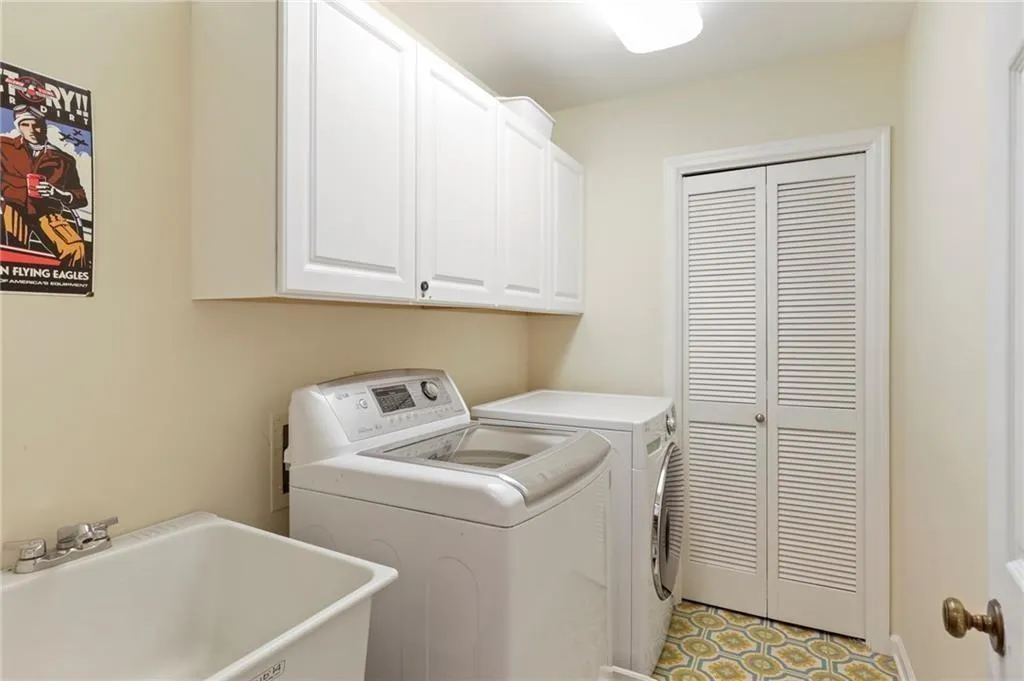 770 Weatherly Lane, Atlanta, Georgia 30328, 5 Bedrooms Bedrooms, ,2 BathroomsBathrooms,Residential,Sold,770 Weatherly Lane,6880981