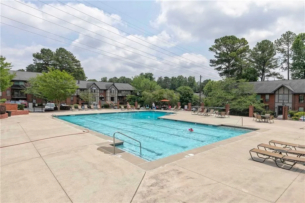 6851 Roswell Road Ne Unit L9, Sandy Springs, Georgia 30328, 3 Bedrooms Bedrooms, ,2 BathroomsBathrooms,Residential,Sold,6851 Roswell Road Ne Unit L9,7226169