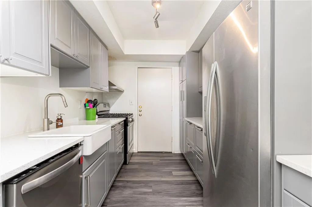 6851 Roswell Road Ne Unit L9, Sandy Springs, Georgia 30328, 3 Bedrooms Bedrooms, ,2 BathroomsBathrooms,Residential,Sold,6851 Roswell Road Ne Unit L9,7226169