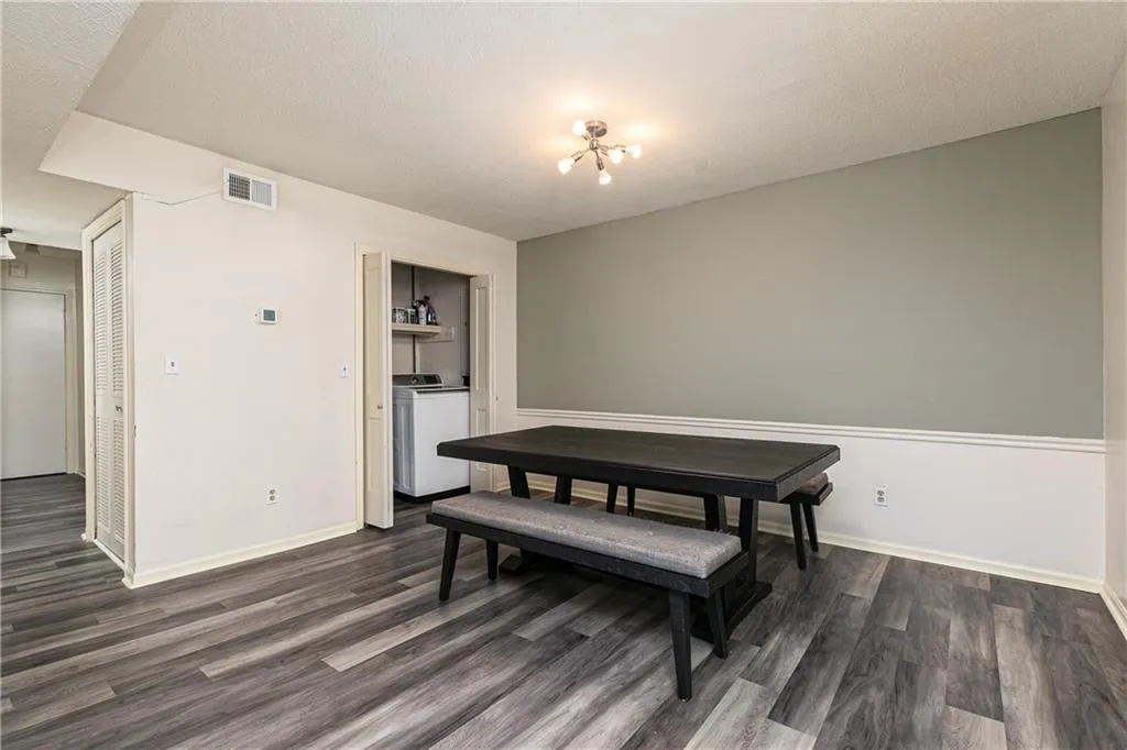 6851 Roswell Road Ne Unit L9, Sandy Springs, Georgia 30328, 3 Bedrooms Bedrooms, ,2 BathroomsBathrooms,Residential,Sold,6851 Roswell Road Ne Unit L9,7226169
