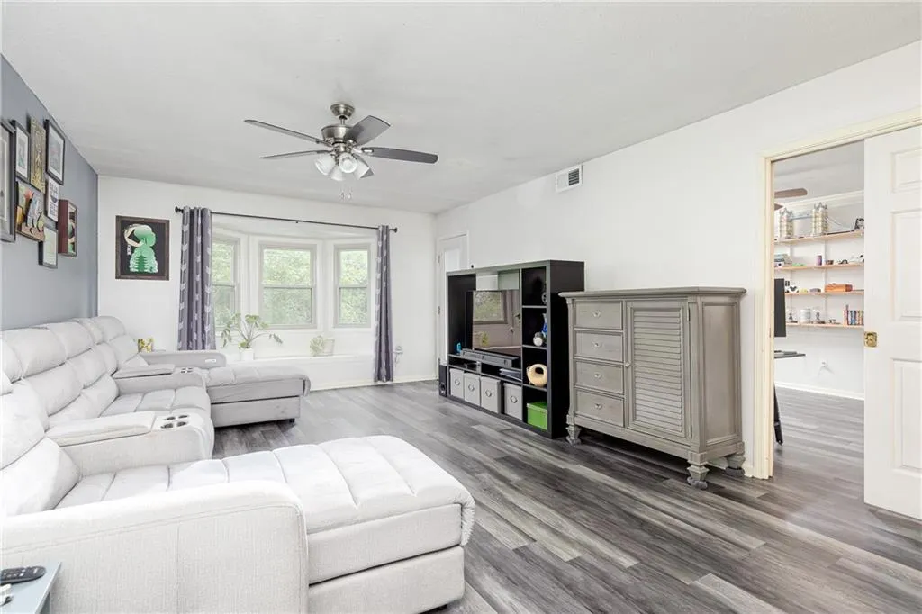 6851 Roswell Road Ne Unit L9, Sandy Springs, Georgia 30328, 3 Bedrooms Bedrooms, ,2 BathroomsBathrooms,Residential,Sold,6851 Roswell Road Ne Unit L9,7226169