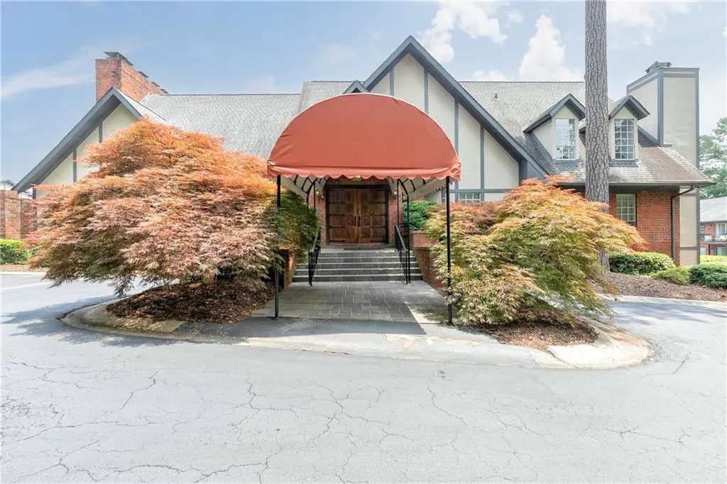 6851 Roswell Road Ne Unit L9, Sandy Springs, Georgia 30328, 3 Bedrooms Bedrooms, ,2 BathroomsBathrooms,Residential,Sold,6851 Roswell Road Ne Unit L9,7226169