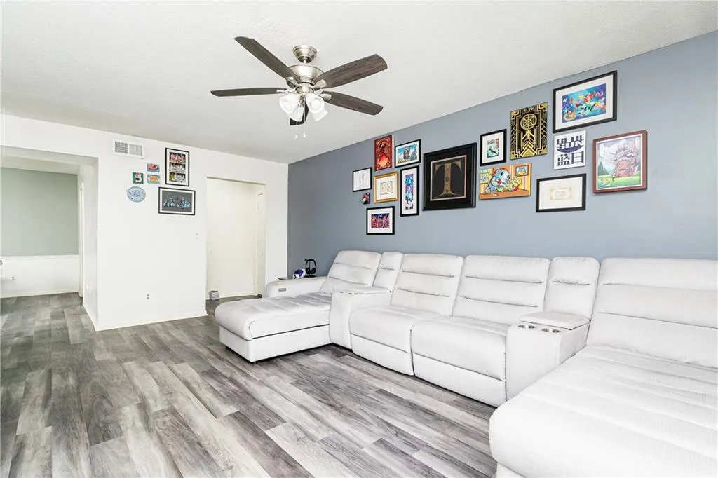 6851 Roswell Road Ne Unit L9, Sandy Springs, Georgia 30328, 3 Bedrooms Bedrooms, ,2 BathroomsBathrooms,Residential,Sold,6851 Roswell Road Ne Unit L9,7226169