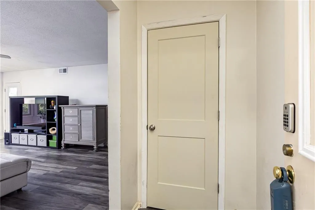 6851 Roswell Road Ne Unit L9, Sandy Springs, Georgia 30328, 3 Bedrooms Bedrooms, ,2 BathroomsBathrooms,Residential,Sold,6851 Roswell Road Ne Unit L9,7226169