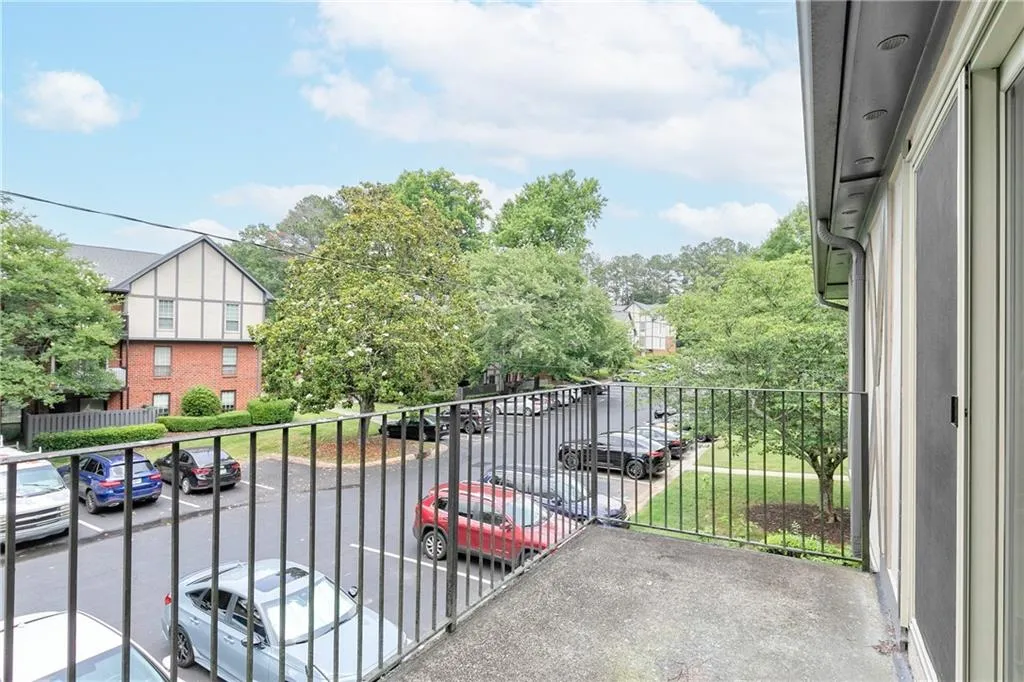6851 Roswell Road Ne Unit L9, Sandy Springs, Georgia 30328, 3 Bedrooms Bedrooms, ,2 BathroomsBathrooms,Residential,Sold,6851 Roswell Road Ne Unit L9,7226169