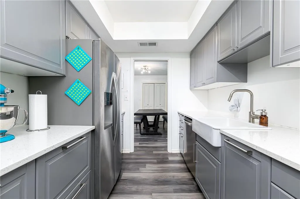 6851 Roswell Road Ne Unit L9, Sandy Springs, Georgia 30328, 3 Bedrooms Bedrooms, ,2 BathroomsBathrooms,Residential,Sold,6851 Roswell Road Ne Unit L9,7226169