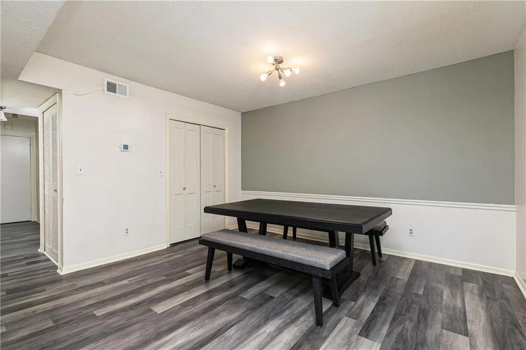6851 Roswell Road Ne Unit L9, Sandy Springs, Georgia 30328, 3 Bedrooms Bedrooms, ,2 BathroomsBathrooms,Residential,Sold,6851 Roswell Road Ne Unit L9,7226169