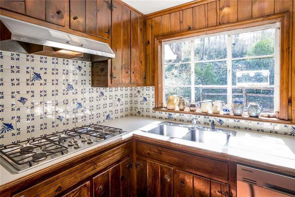 4825 Woodvale Drive Nw, Atlanta, Georgia 30327, 6 Bedrooms Bedrooms, ,6 BathroomsBathrooms,Residential,Sold,4825 Woodvale Drive Nw,5980428