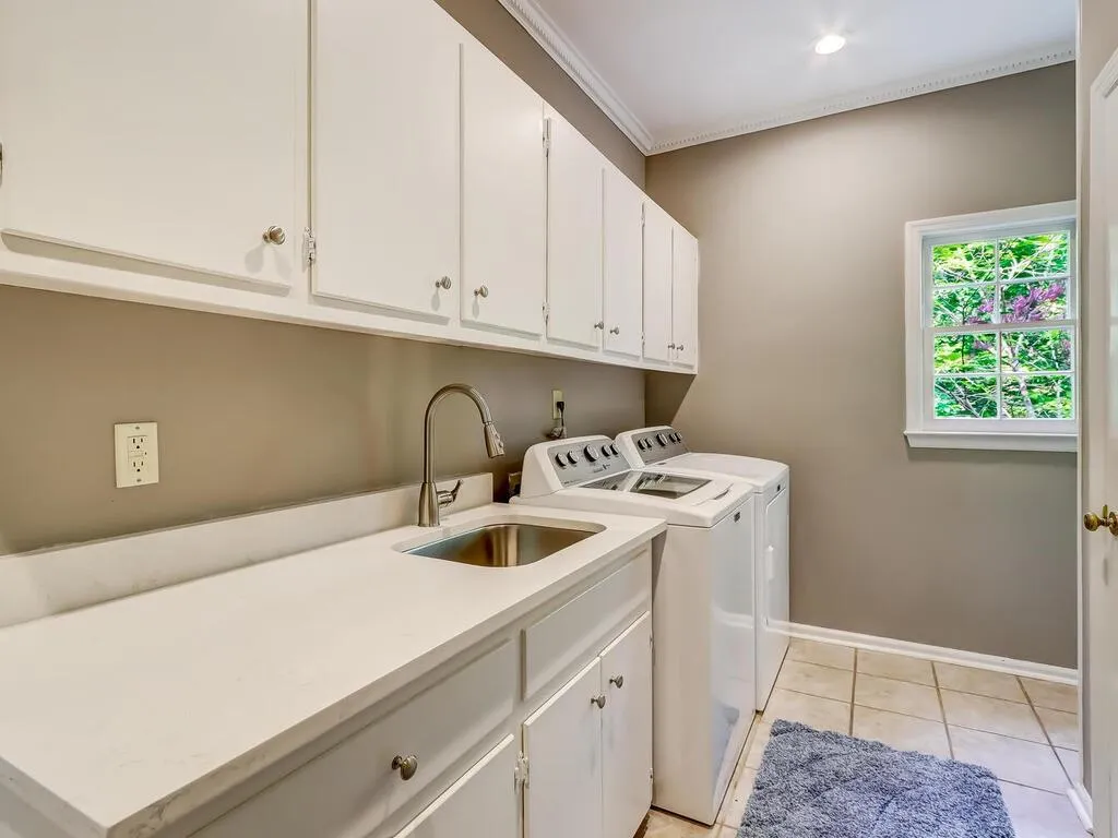 9460 Huntcliff Trce, Sandy Springs, Georgia 30350, 6 Bedrooms Bedrooms, ,4 BathroomsBathrooms,Residential,Sold,9460 Huntcliff Trce,6876731