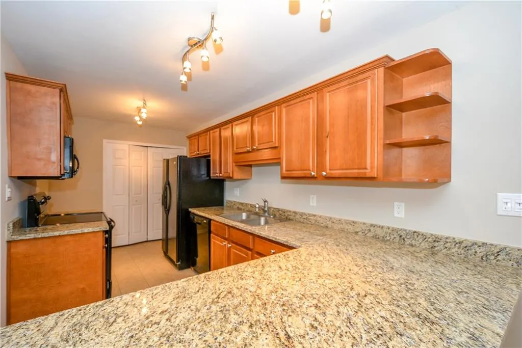 403 Brighton Point, Sandy Springs, Georgia 30328, 2 Bedrooms Bedrooms, ,2 BathroomsBathrooms,Residential,Sold,403 Brighton Point,5923889