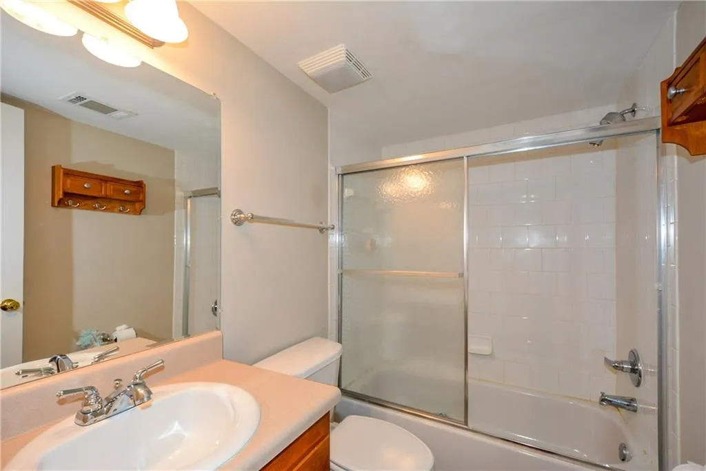 403 Brighton Point, Sandy Springs, Georgia 30328, 2 Bedrooms Bedrooms, ,2 BathroomsBathrooms,Residential,Sold,403 Brighton Point,5923889