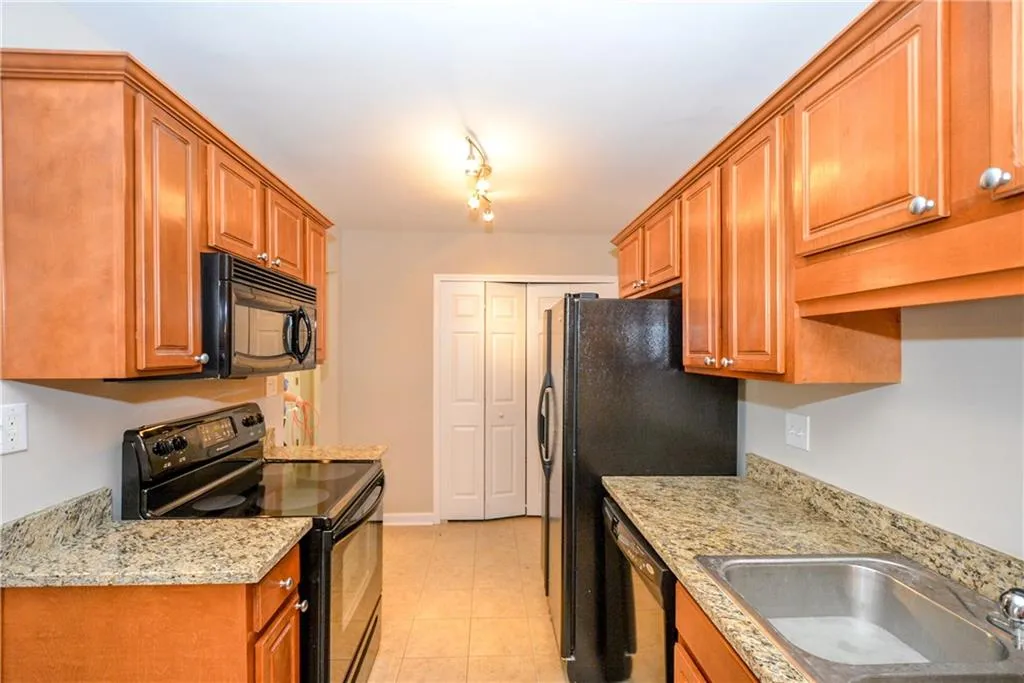 403 Brighton Point, Sandy Springs, Georgia 30328, 2 Bedrooms Bedrooms, ,2 BathroomsBathrooms,Residential,Sold,403 Brighton Point,5923889
