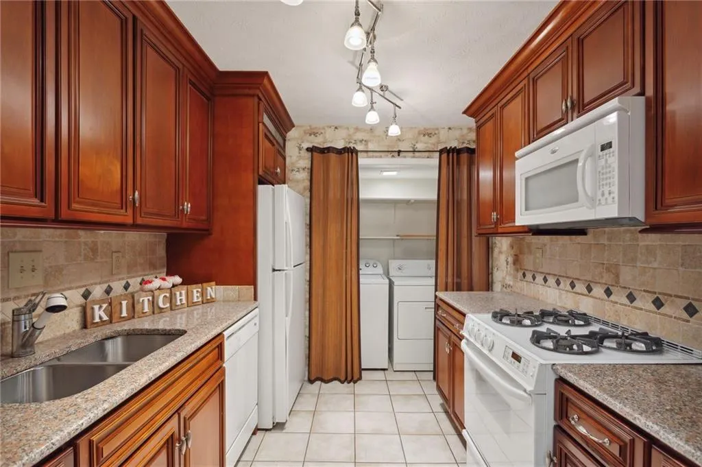 407 Natchez Trace, Sandy Springs, Georgia 30350, 2 Bedrooms Bedrooms, ,2 BathroomsBathrooms,Residential,Sold,407 Natchez Trace,7197668