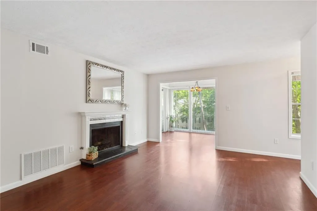 407 Natchez Trace, Sandy Springs, Georgia 30350, 2 Bedrooms Bedrooms, ,2 BathroomsBathrooms,Residential,Sold,407 Natchez Trace,7197668