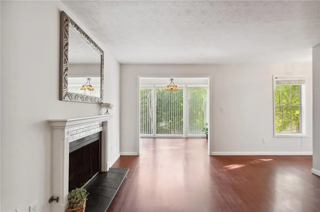 407 Natchez Trace, Sandy Springs, Georgia 30350, 2 Bedrooms Bedrooms, ,2 BathroomsBathrooms,Residential,Sold,407 Natchez Trace,7197668