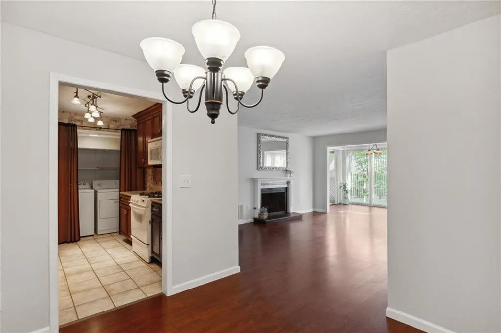 407 Natchez Trace, Sandy Springs, Georgia 30350, 2 Bedrooms Bedrooms, ,2 BathroomsBathrooms,Residential,Sold,407 Natchez Trace,7197668