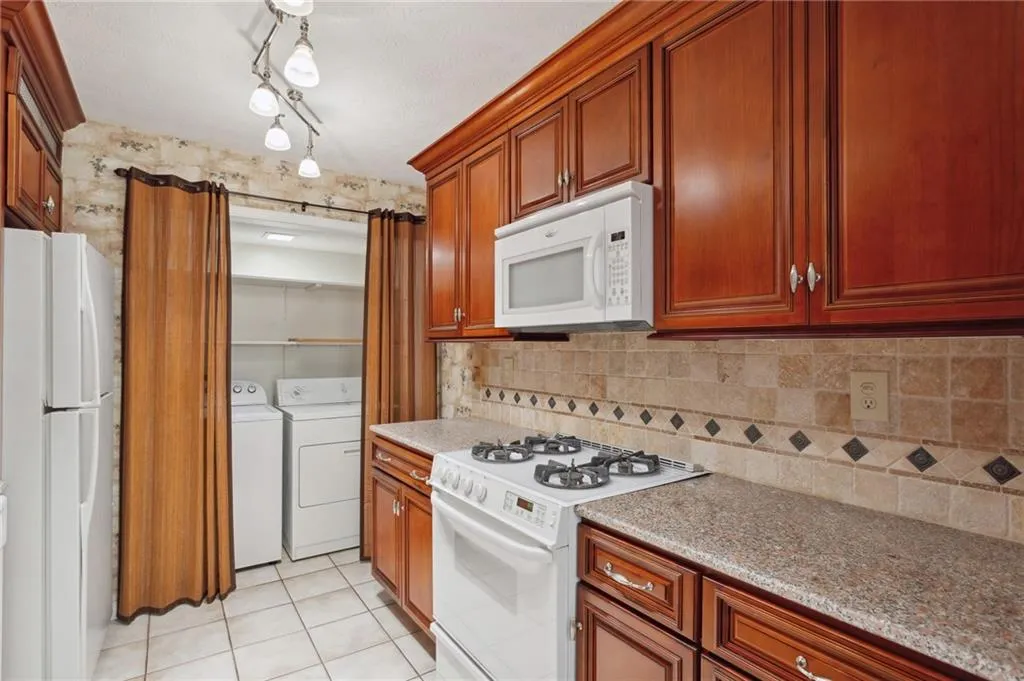 407 Natchez Trace, Sandy Springs, Georgia 30350, 2 Bedrooms Bedrooms, ,2 BathroomsBathrooms,Residential,Sold,407 Natchez Trace,7197668