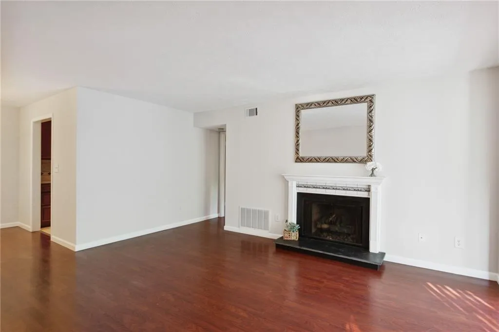 407 Natchez Trace, Sandy Springs, Georgia 30350, 2 Bedrooms Bedrooms, ,2 BathroomsBathrooms,Residential,Sold,407 Natchez Trace,7197668