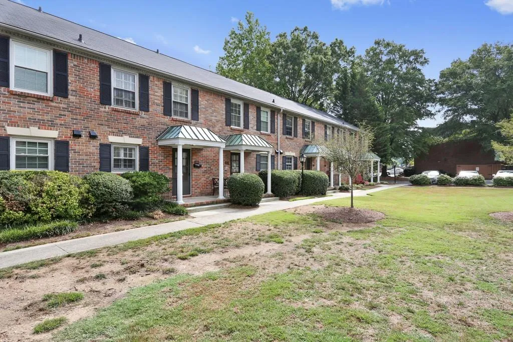 6700 Roswell Road Unit 16b, Sandy Springs, Georgia 30328, 2 Bedrooms Bedrooms, ,1 BathroomBathrooms,Residential,Sold,6700 Roswell Road Unit 16b,5738978