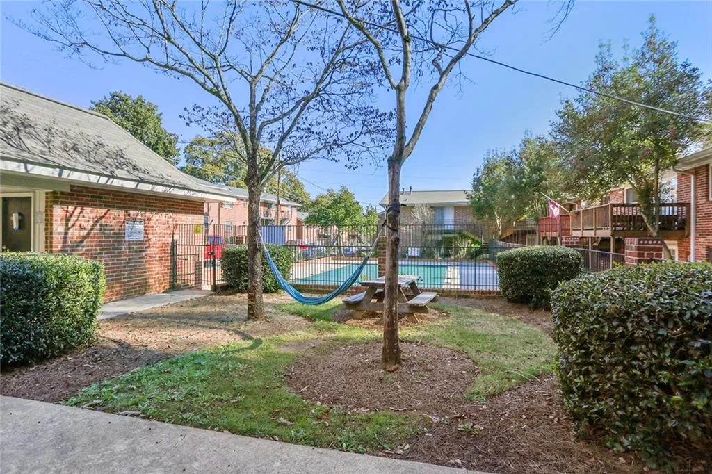 4266 Roswell Road Ne Unit F4, Atlanta, Georgia 30342, 3 Bedrooms Bedrooms, ,2 BathroomsBathrooms,Residential,Sold,4266 Roswell Road Ne Unit F4,6816245