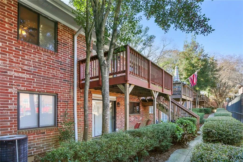 4266 Roswell Road Ne Unit F4, Atlanta, Georgia 30342, 3 Bedrooms Bedrooms, ,2 BathroomsBathrooms,Residential,Sold,4266 Roswell Road Ne Unit F4,6816245