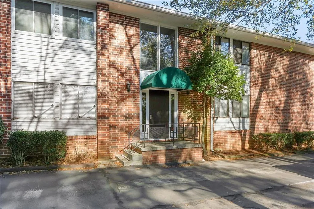 4266 Roswell Road Ne Unit F4, Atlanta, Georgia 30342, 3 Bedrooms Bedrooms, ,2 BathroomsBathrooms,Residential,Sold,4266 Roswell Road Ne Unit F4,6816245