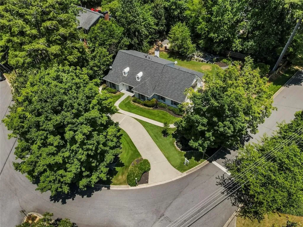 6695 Chesapeake Point Nw, Sandy Springs, Georgia 30328, 6 Bedrooms Bedrooms, ,3 BathroomsBathrooms,Residential,Sold,6695 Chesapeake Point Nw,7049025