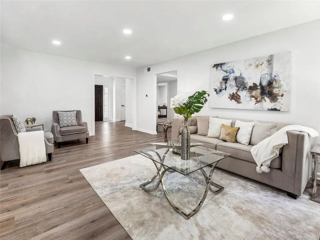 6695 Chesapeake Point Nw, Sandy Springs, Georgia 30328, 6 Bedrooms Bedrooms, ,3 BathroomsBathrooms,Residential,Sold,6695 Chesapeake Point Nw,7049025