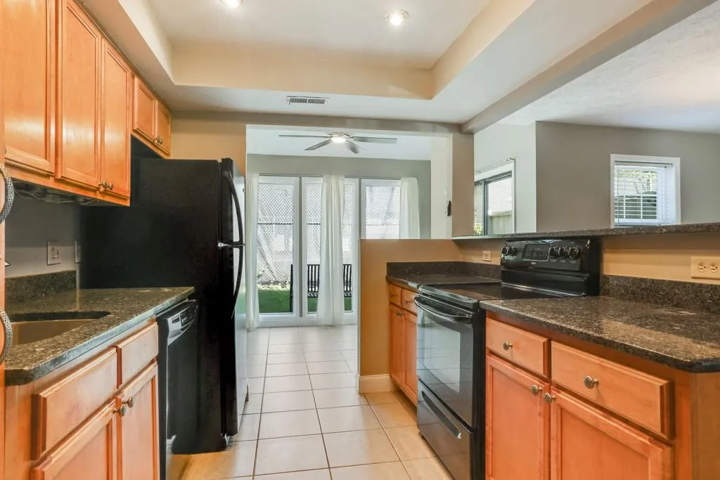 7750 Roswell Road Unit 2a, Sandy Springs, Georgia 30350, 2 Bedrooms Bedrooms, ,1 BathroomBathrooms,Residential,Sold,7750 Roswell Road Unit 2a,5882303