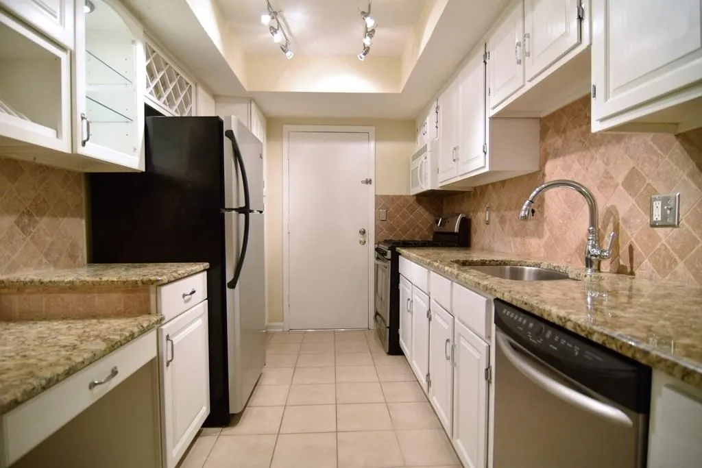 6851 Roswell Road Unit H15, Sandy Springs, Georgia 30328, 3 Bedrooms Bedrooms, ,2 BathroomsBathrooms,Residential,Sold,6851 Roswell Road Unit H15,5940735