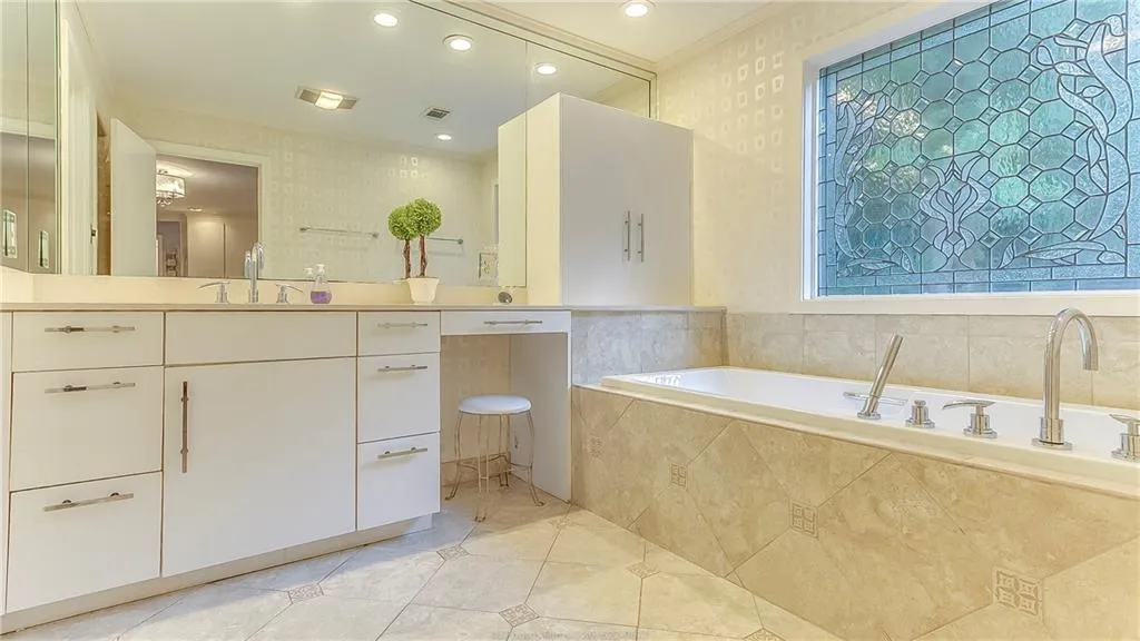 990 Riverside Trace, Atlanta, Georgia 30328, 6 Bedrooms Bedrooms, ,5 BathroomsBathrooms,Residential,Sold,990 Riverside Trace,6565869