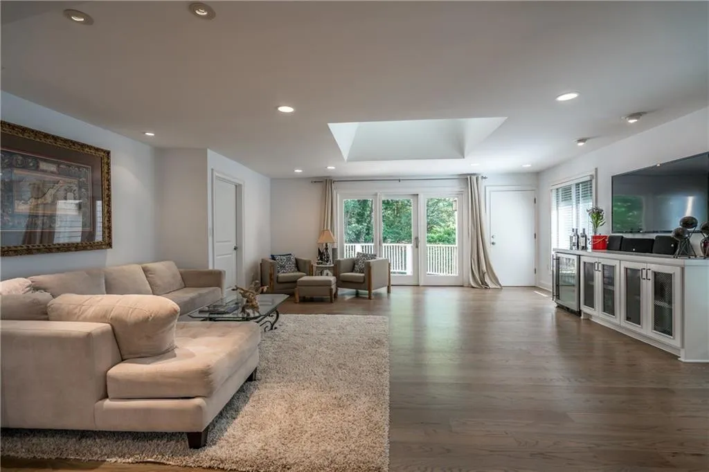 990 Riverside Trace, Atlanta, Georgia 30328, 6 Bedrooms Bedrooms, ,5 BathroomsBathrooms,Residential,Sold,990 Riverside Trace,6565869