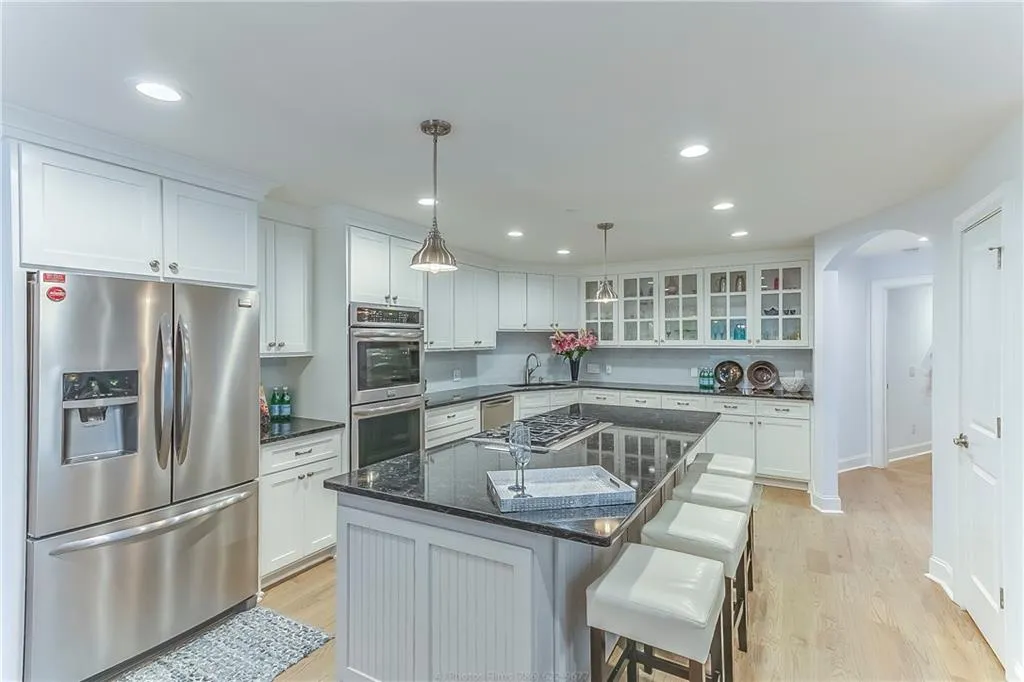 990 Riverside Trace, Atlanta, Georgia 30328, 6 Bedrooms Bedrooms, ,5 BathroomsBathrooms,Residential,Sold,990 Riverside Trace,6565869