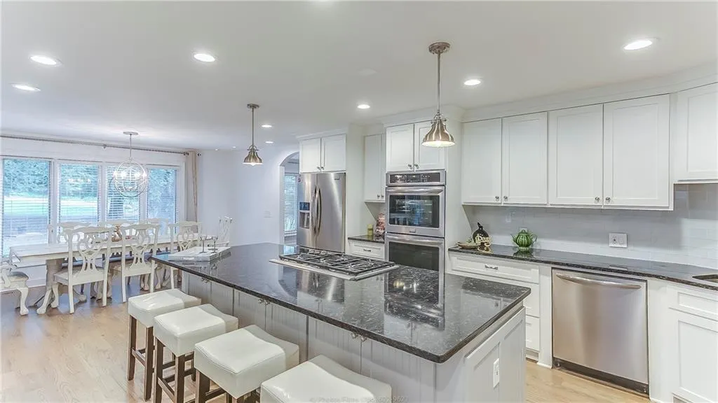 990 Riverside Trace, Atlanta, Georgia 30328, 6 Bedrooms Bedrooms, ,5 BathroomsBathrooms,Residential,Sold,990 Riverside Trace,6565869